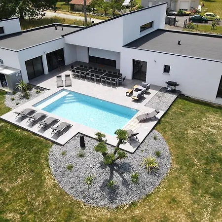 De Groupe Avec Piscine, Jacuzzi Et Vue Nature