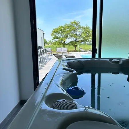 De Groupe Avec Piscine, Jacuzzi Et Vue Nature فيلة Pierric