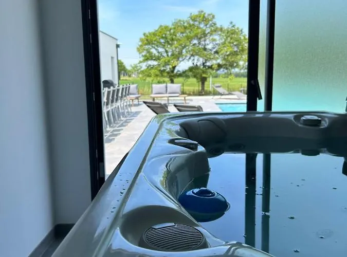 De Groupe Avec Piscine, Jacuzzi Et Vue Nature Villa Pierric